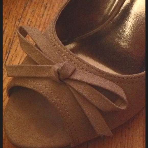 PEEP TOE "faux suede" CUTE WEDGES - Picture 2 of 2